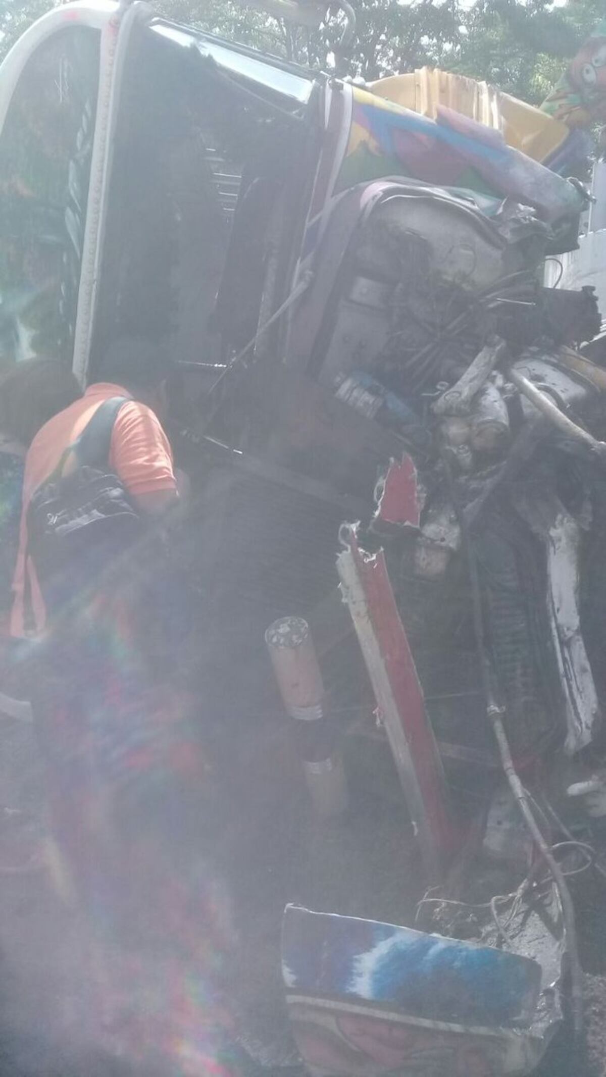 ¡QUÉ TRAGEDIA! Diablo Rojo se vuelca en la Avenida de los Mártires