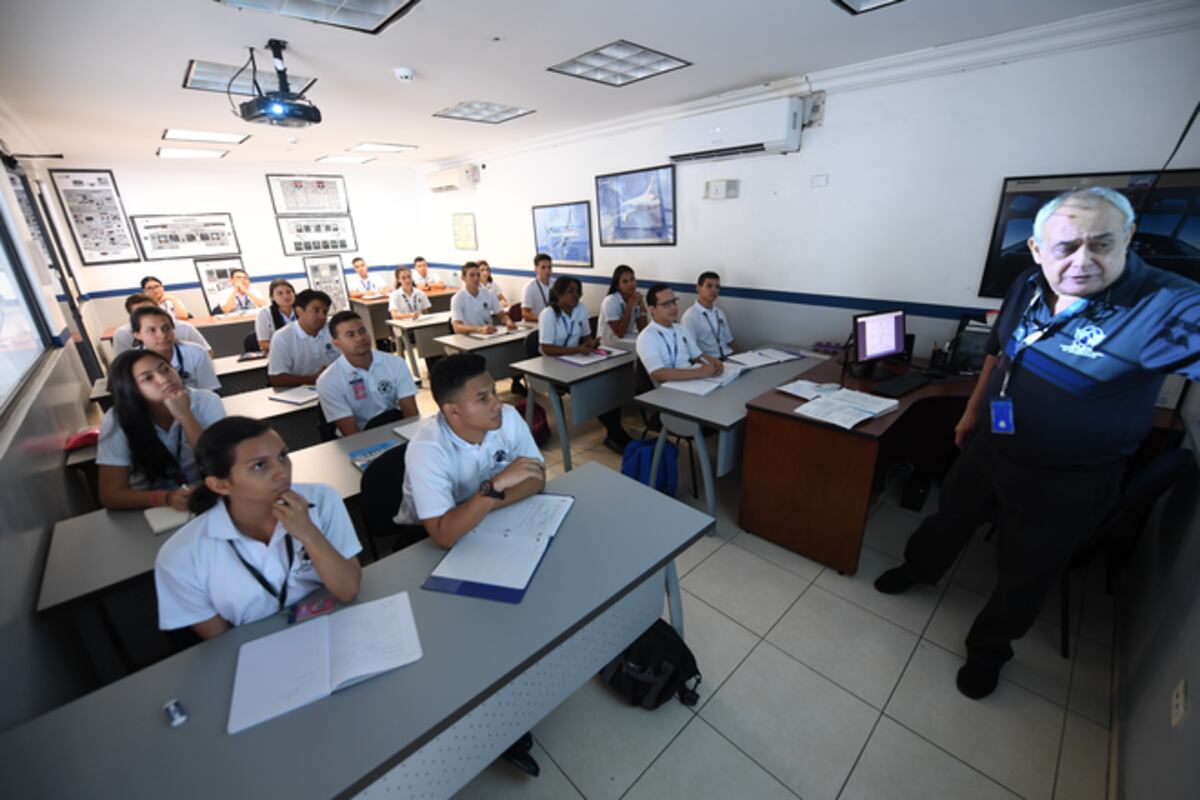 Bien pagados.Si quieres ser piloto de avión esto es todo lo que tienes que saber