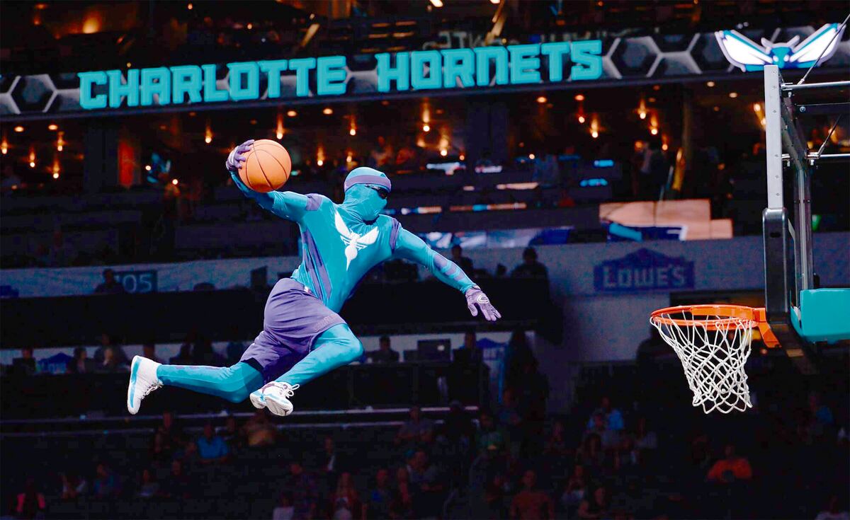 El rey de las volcadas: Hugo y su legado eterno con los Charlotte Hornets.