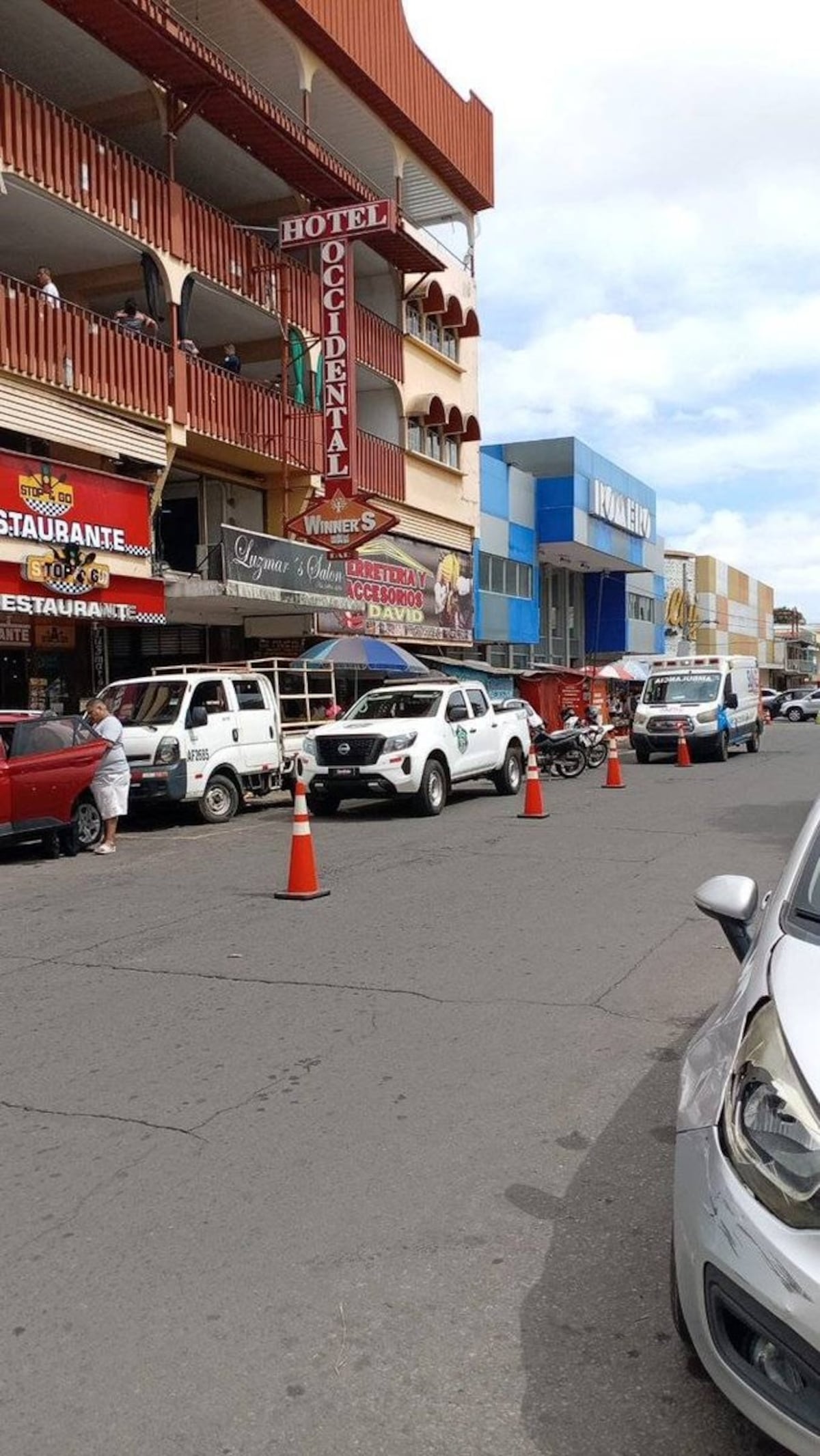 Entraron al hotel… solo él salió con vida
