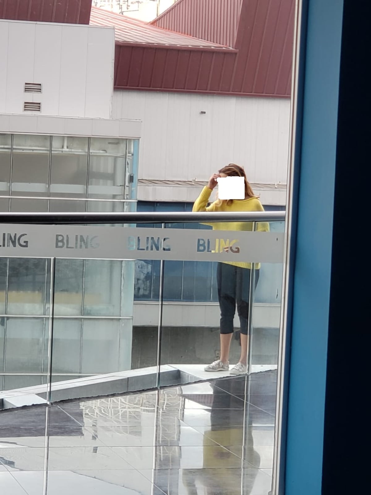 Una chica amenaza con lanzarse desde un edificio en Paitilla. Video