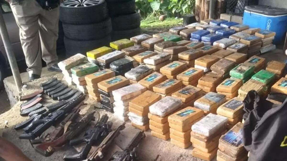 Bien equipados. Granada, armas y buca droga decomisada en Colón