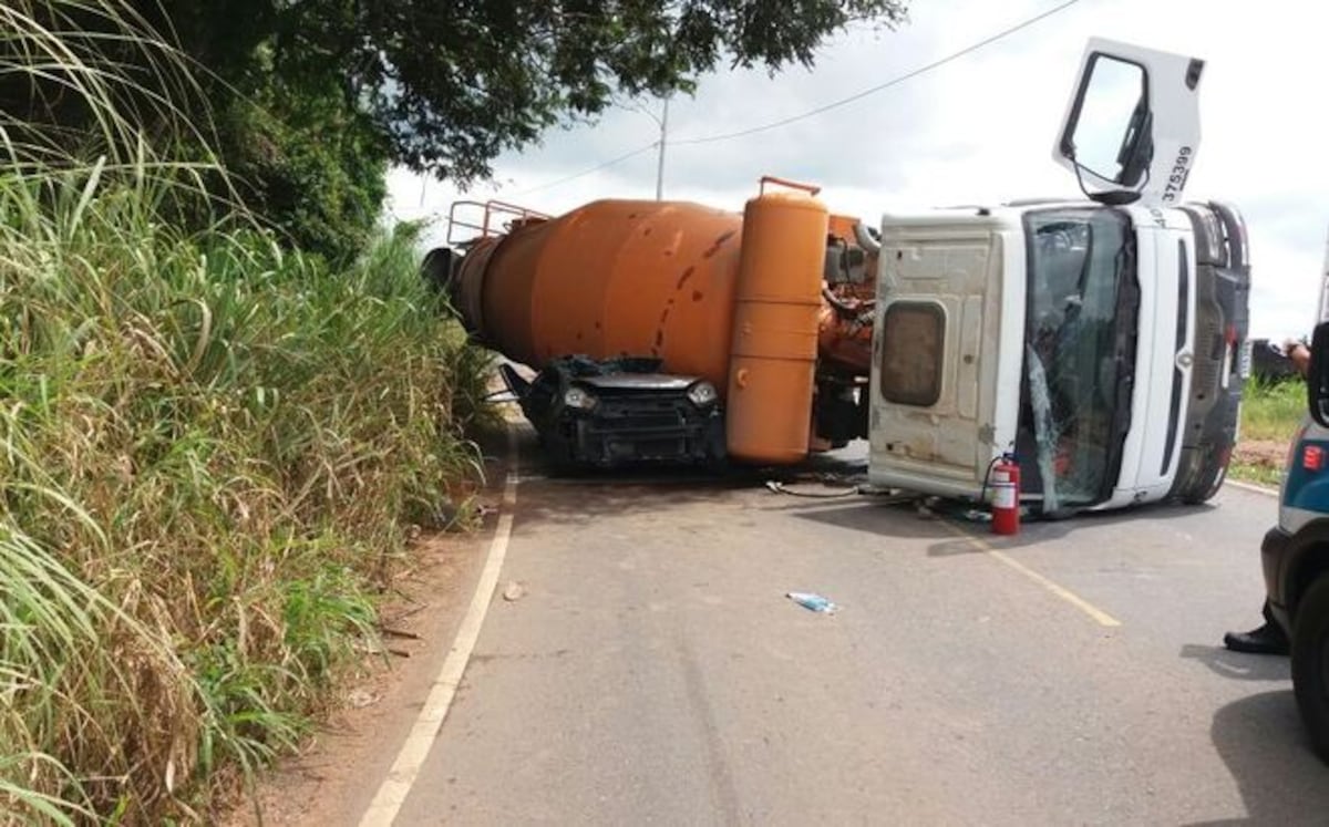 Equipo pesado aplasta a un vehículo tras toparse con un retén, fallece una mujer