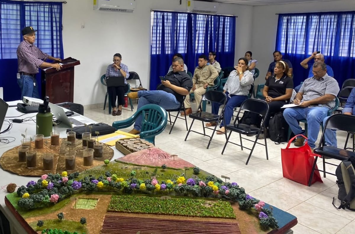 Productores de Azuero aprenden técnicas para recuperar suelos cansados