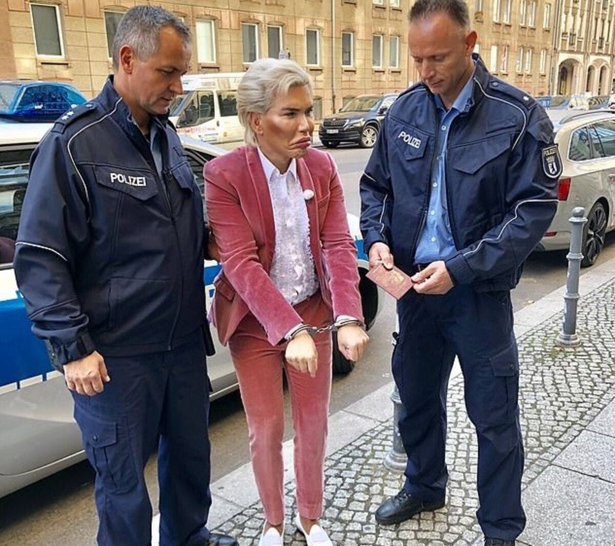 Exceso de cirugías. Arrestan a Ken humano por no parecerse a foto de pasaporte