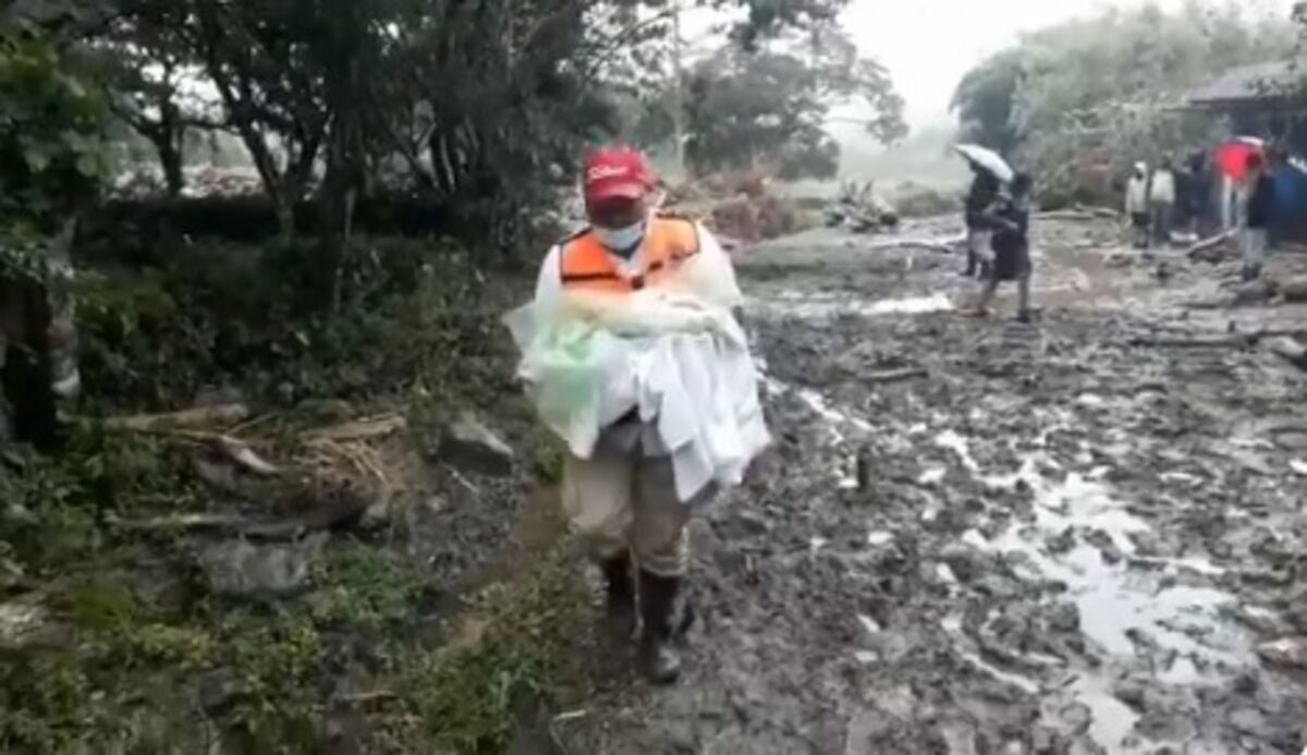 Rescatan a 4 bebés y a su madre en medio de lodazal en Chiriquí
