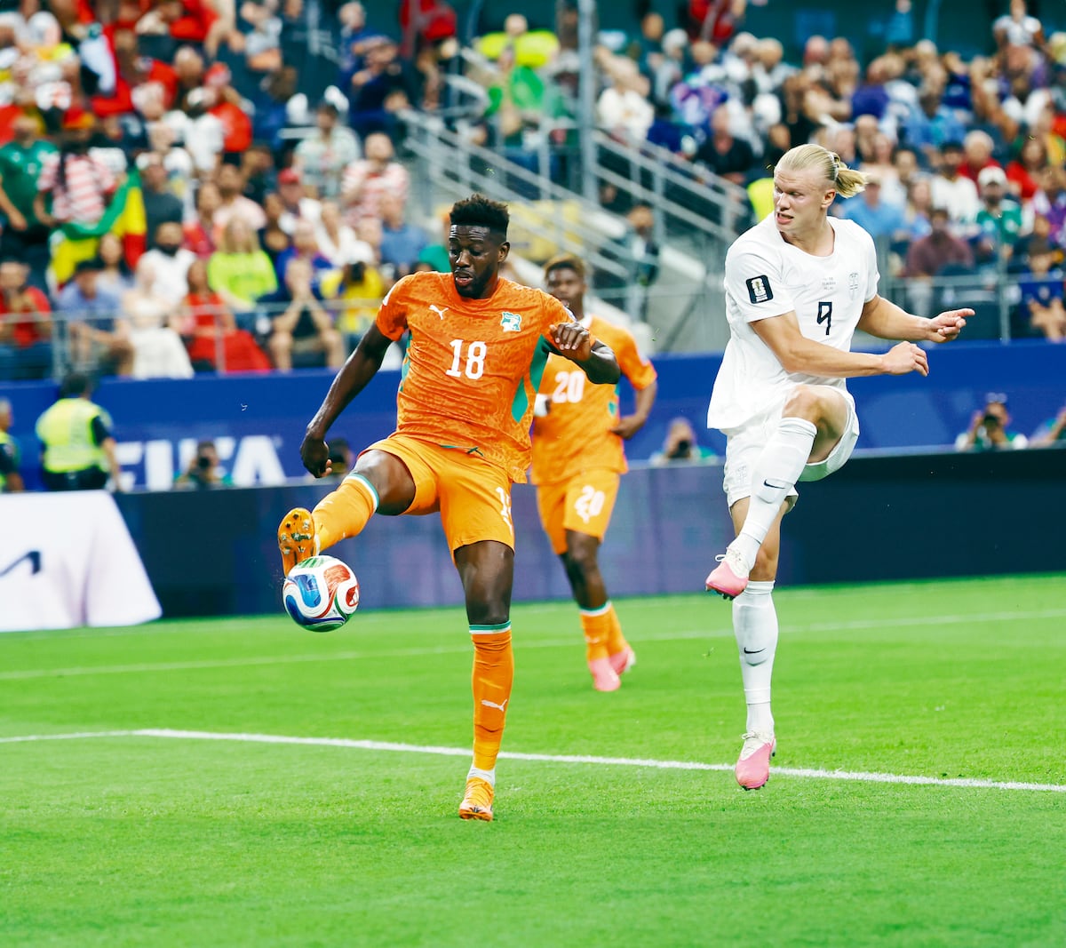 Haaland destrona a Puskás y mete a Noruega en octavos del Mundial