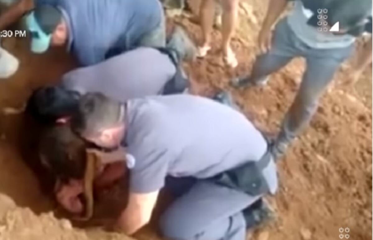 (Video) Rescatan a menor de nueve años sepultada bajo la tierra