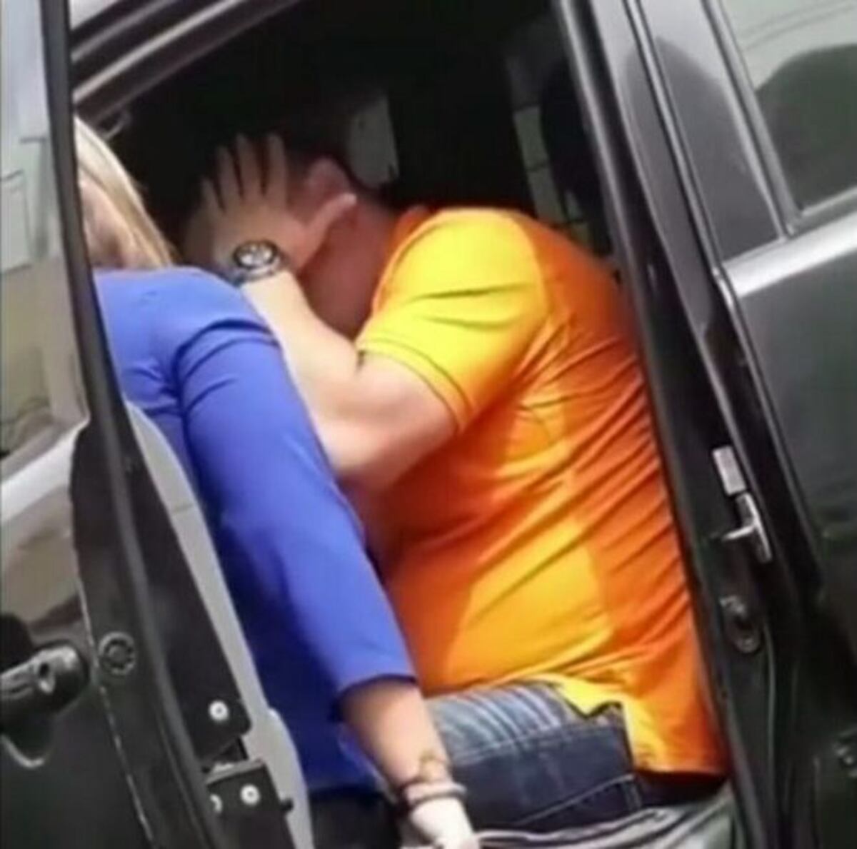 CIRCULA VIDEO. Revuelo en la vía. Mujer sorprende a marido en plena calle