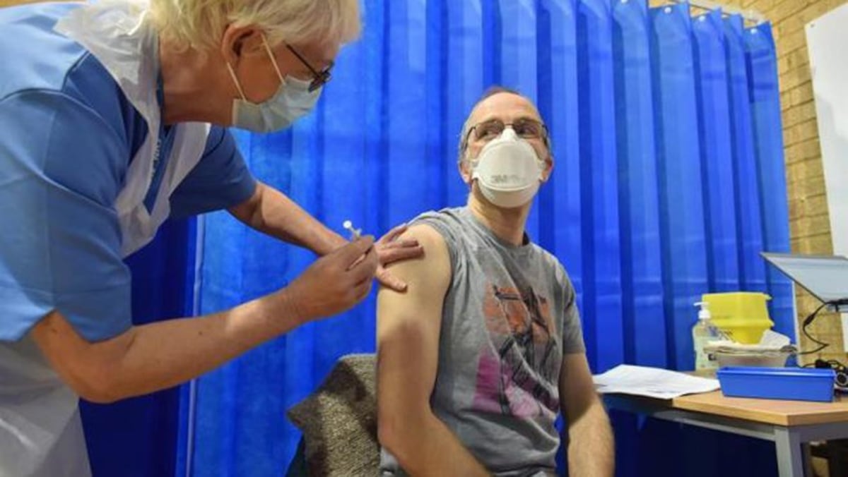 Reino Unido pide a los alérgicos que no se vacunen contra la covid-19 tras registrarse reacciones adversas