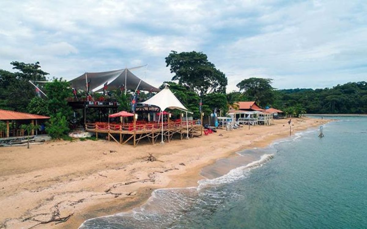 PUEBLO IRRITADO. Veracruz quiere que quitan estructuras de bares en la playa