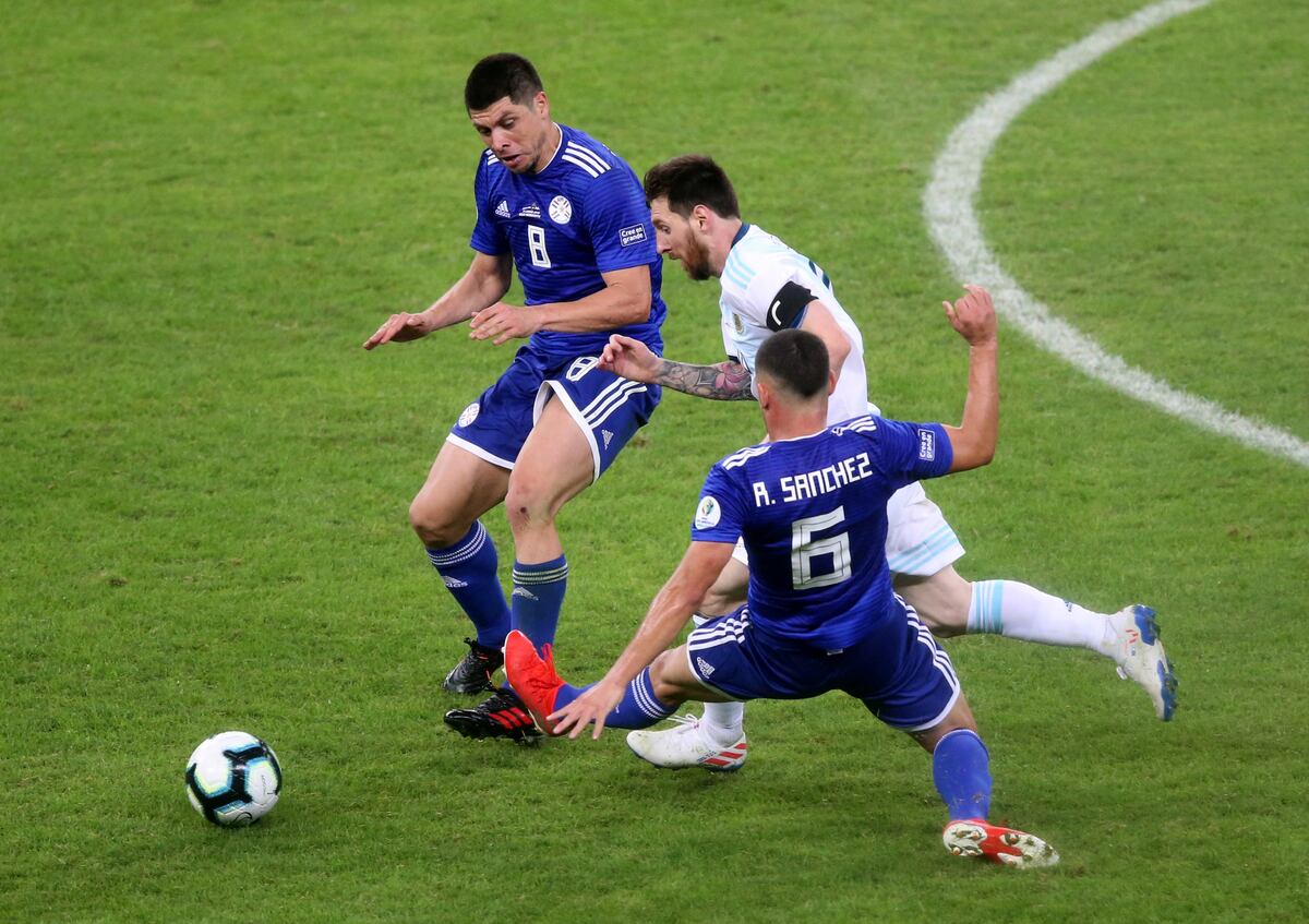 Argentina iguala con ayuda del VAR y  queda en jaque