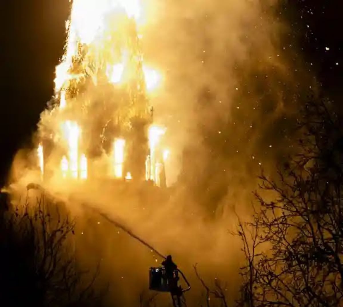 ¡154 años en ruinas! Incendio consume la histórica iglesia de Vondel en Ámsterdam