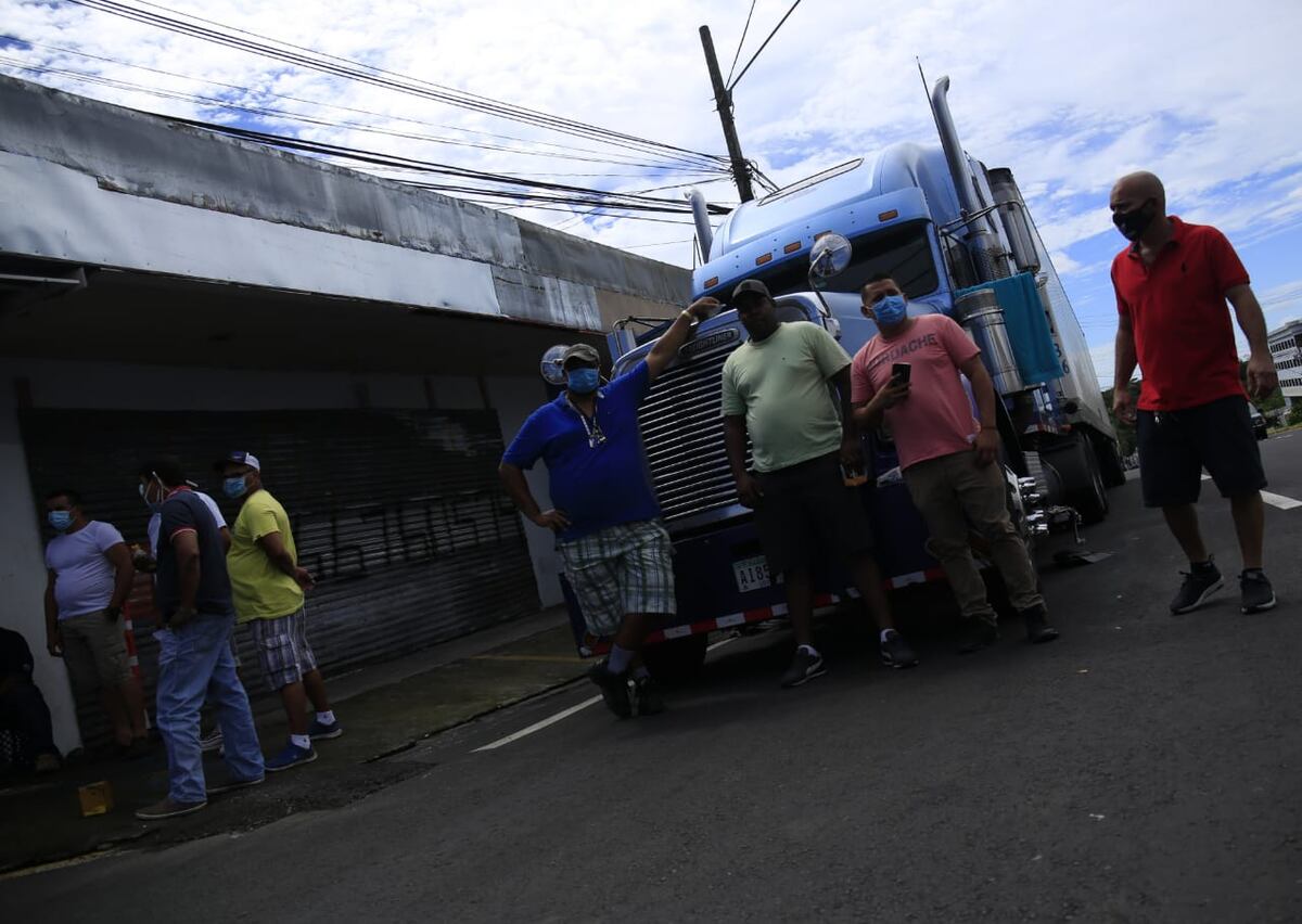 Unidades de control de multitudes despejan la frontera tico panameña