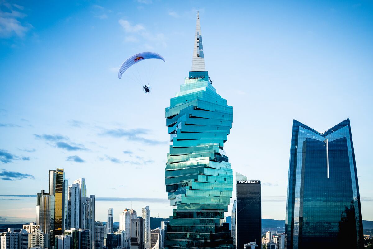 Atleta brasileño sobrevoló la extrema ciudad de Panamá a bordo de su parapente