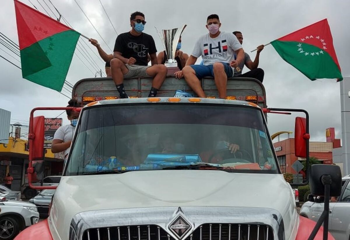 Chiriquí recibió a sus campeones con una caravana