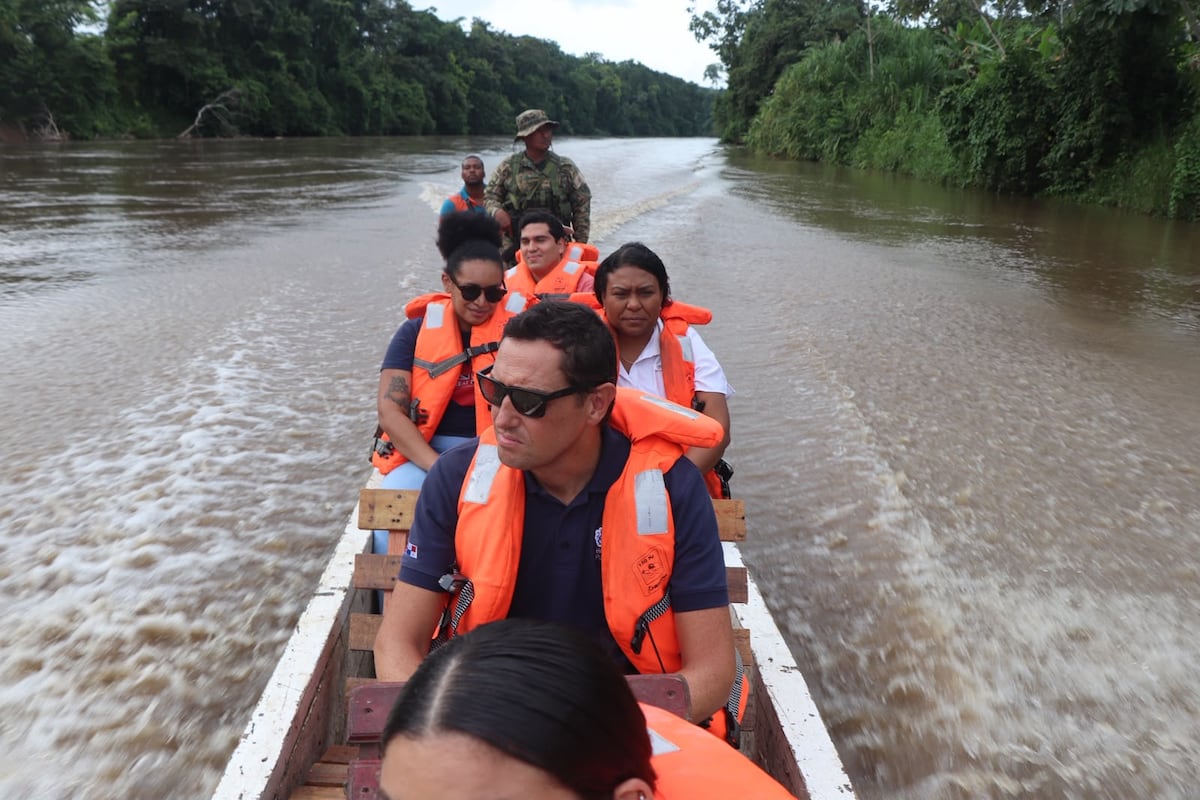 En lancha y por tierra: embajador británico recorre Darién y conoce lo que dejó la ola migratoria