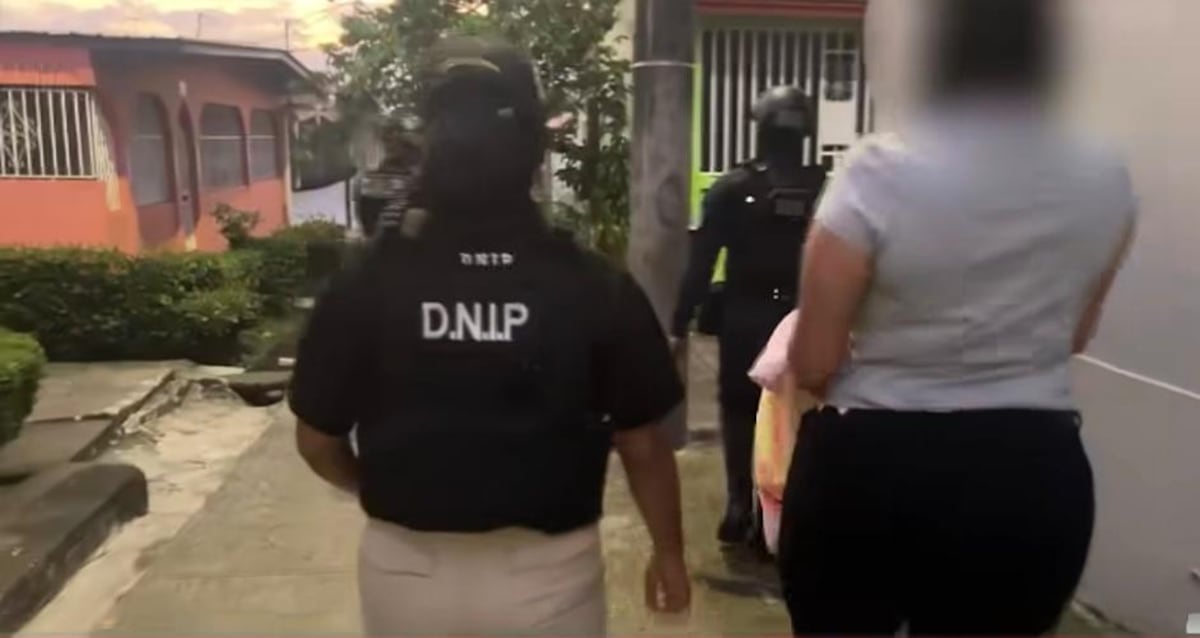 ¡No cuadra la plata! Pelirroja de curvas peligrosas roba miradas en la aprehensión de OCHO por presunto peculado en la junta comunal de Belisario Porras