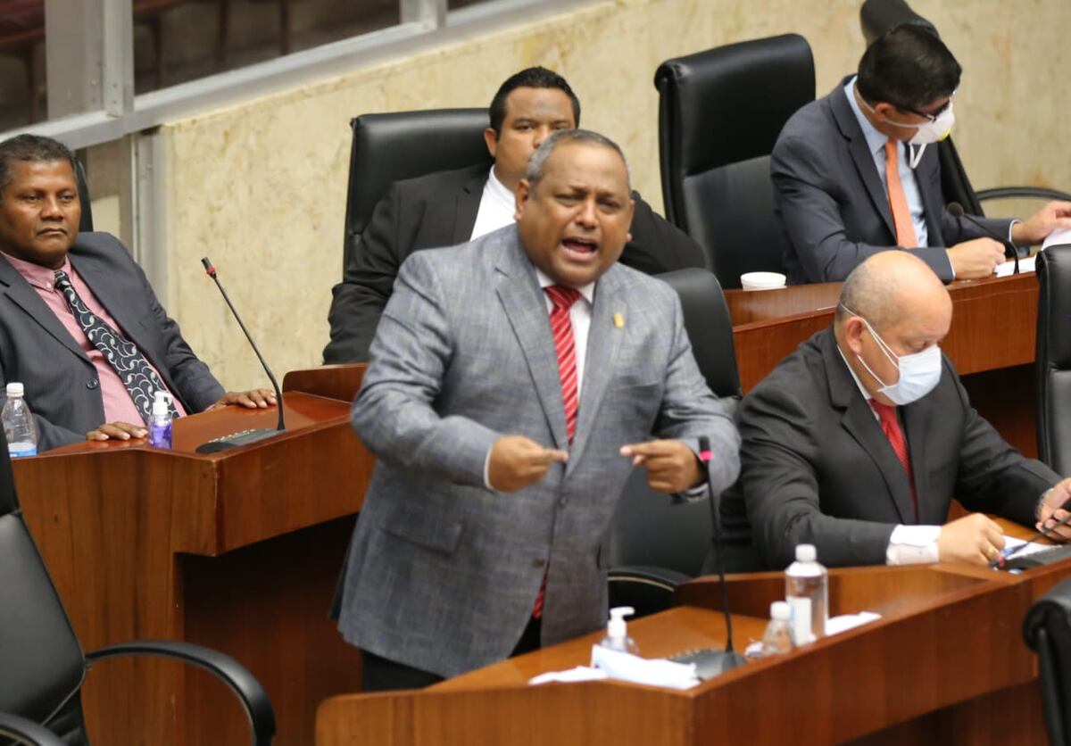 Ficha del diputado Pineda, regresa a Etesa de donde fue sacado por supuesto acoso