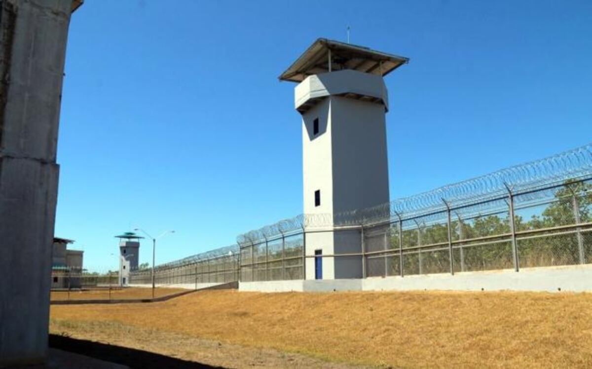 Llevaba para la cárcel teléfonos en una toalla y chip de celulares en zapatos