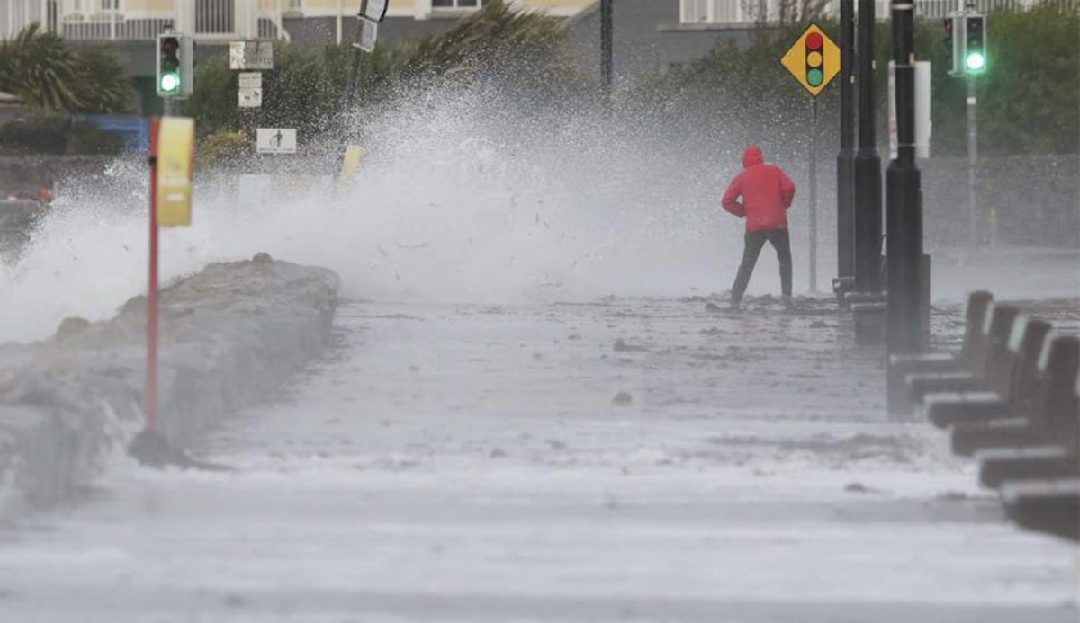 La tormenta Callum es tan fuerte que pone a una cascada al revés