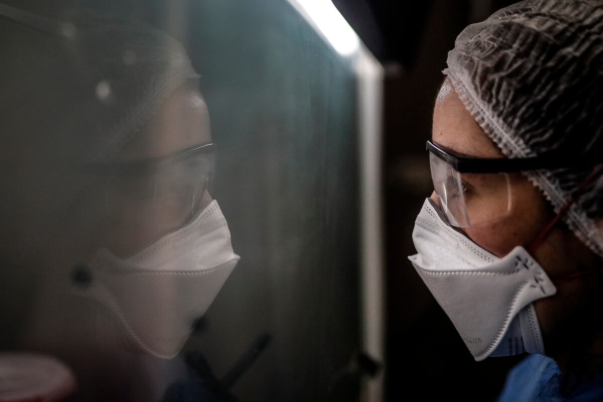 Argentina reporta 2,335 nuevos casos de covid-19 y las muertes totalizan 1,280