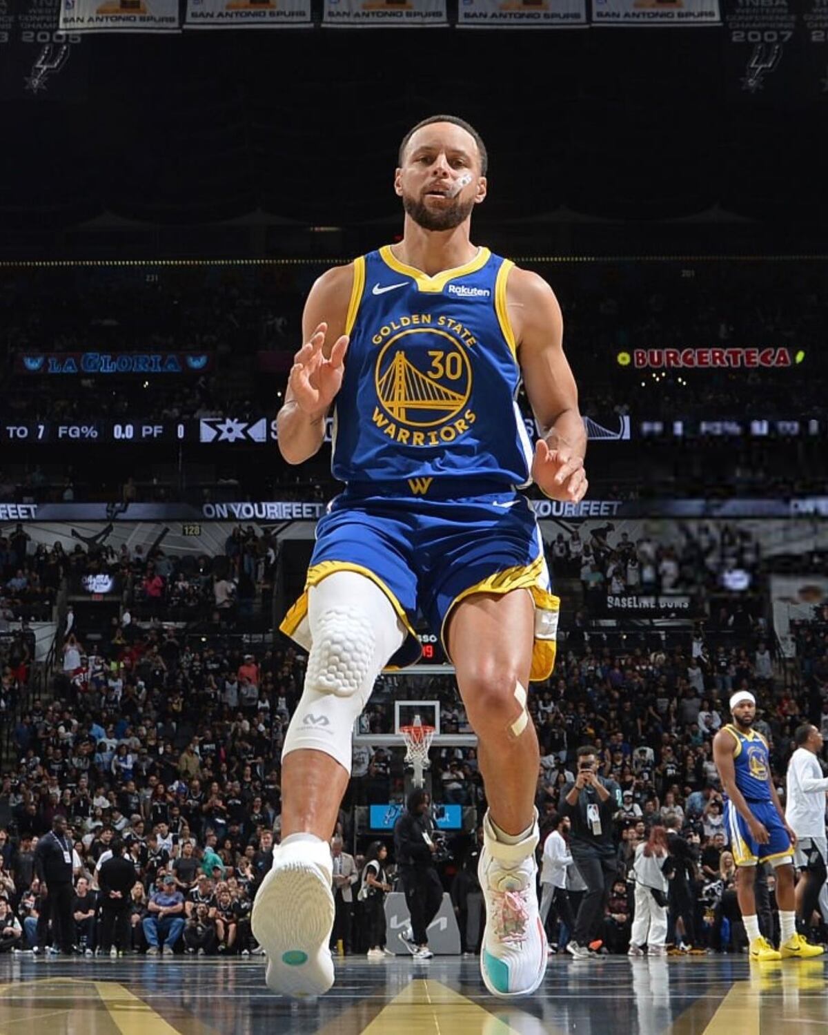 ¡Steph Curry en modo leyenda! Igualó récord de Jordan con 49 puntos contra Spurs
