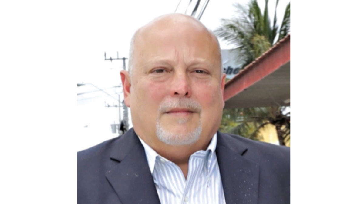 Lo dejan ir, Richard Fifer se burla, pero autorizan viaje