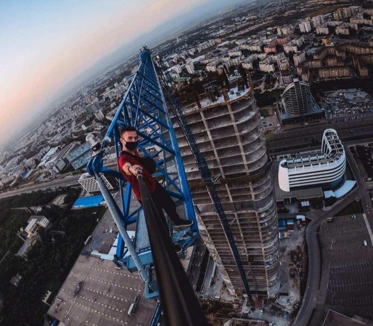 Video mortal. Famoso Instagramer cae de un piso 68