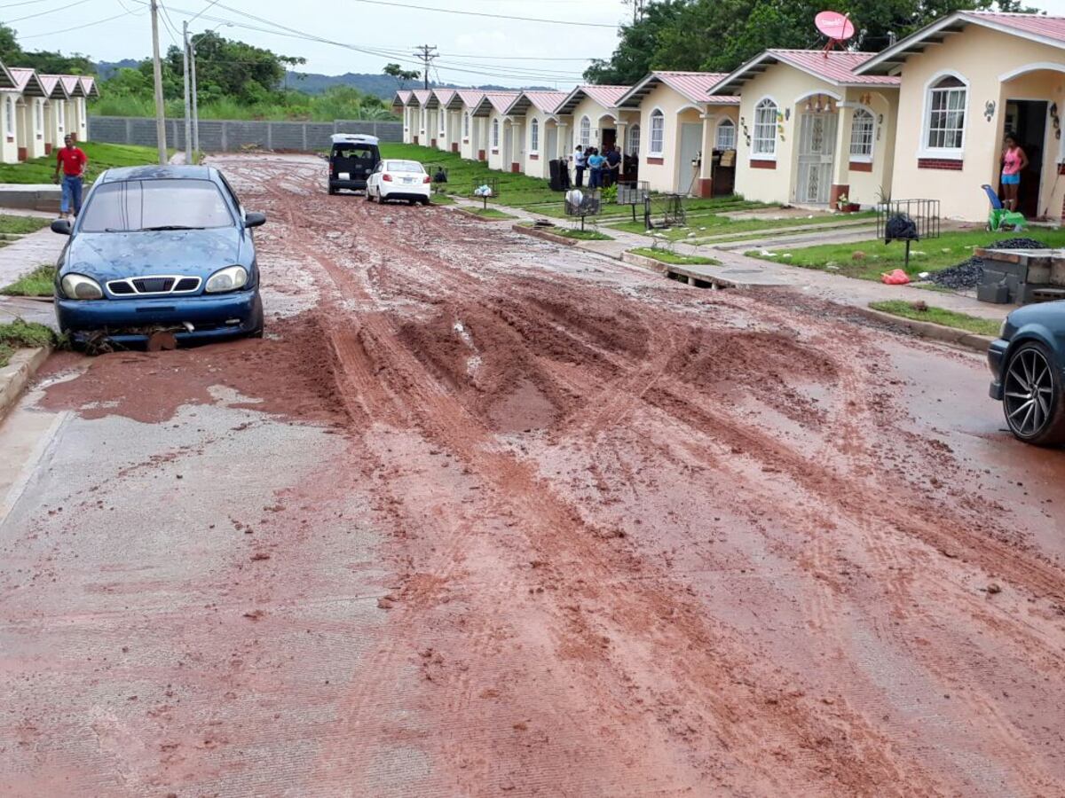 LLENOS DE LODO. Residentes de Valle Hermoso no pueden con las lluvias