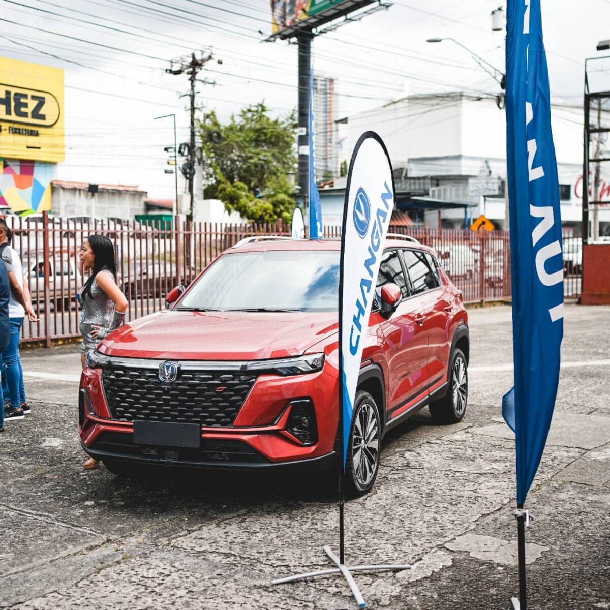 Le regalan carro al futbolista Ismael Díaz por ser el mejor jugador del torneo. Video capta su reacción