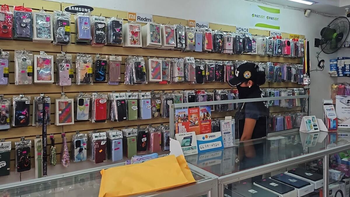 Audífonos y cargadores falsos caen en Coclé durante la Operación Sonido