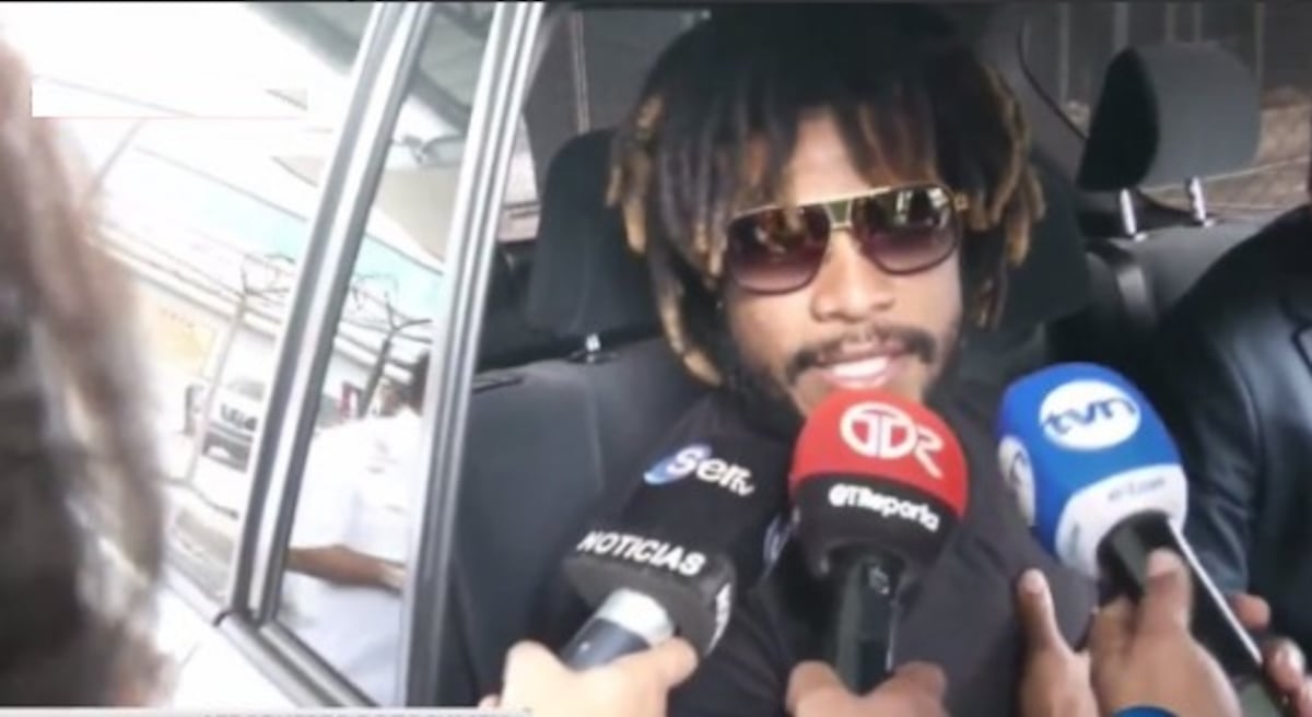 ¡SE LO MERECE! Torres llegó con su bandera y ansioso de saludar a la patria