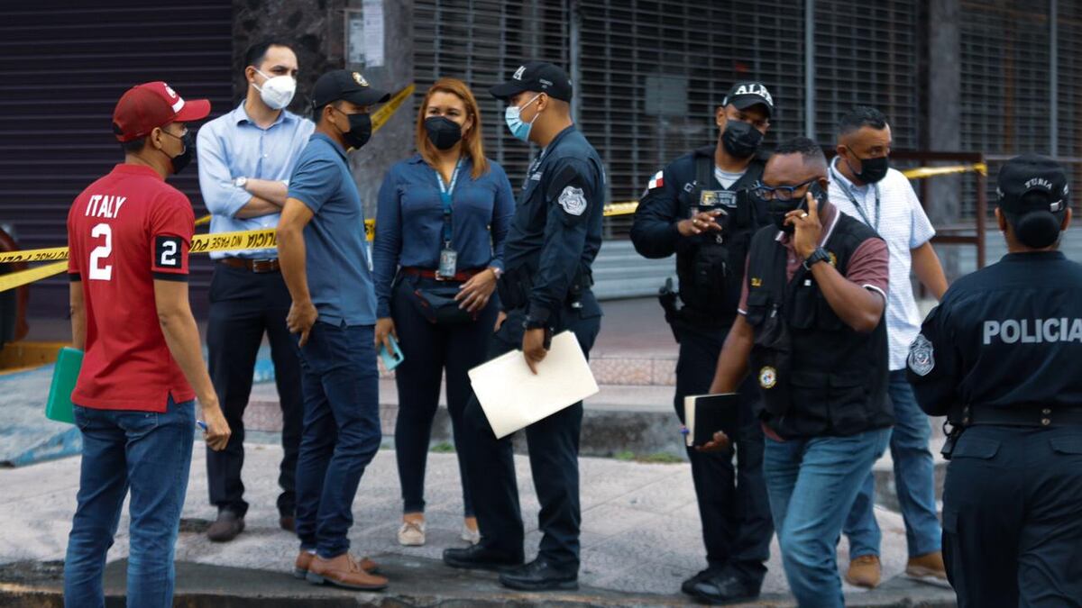 De película. Lo asesinan en Calidonia. Le tomaba la temperatura a un cliente y una bala lo alcanzó | Video