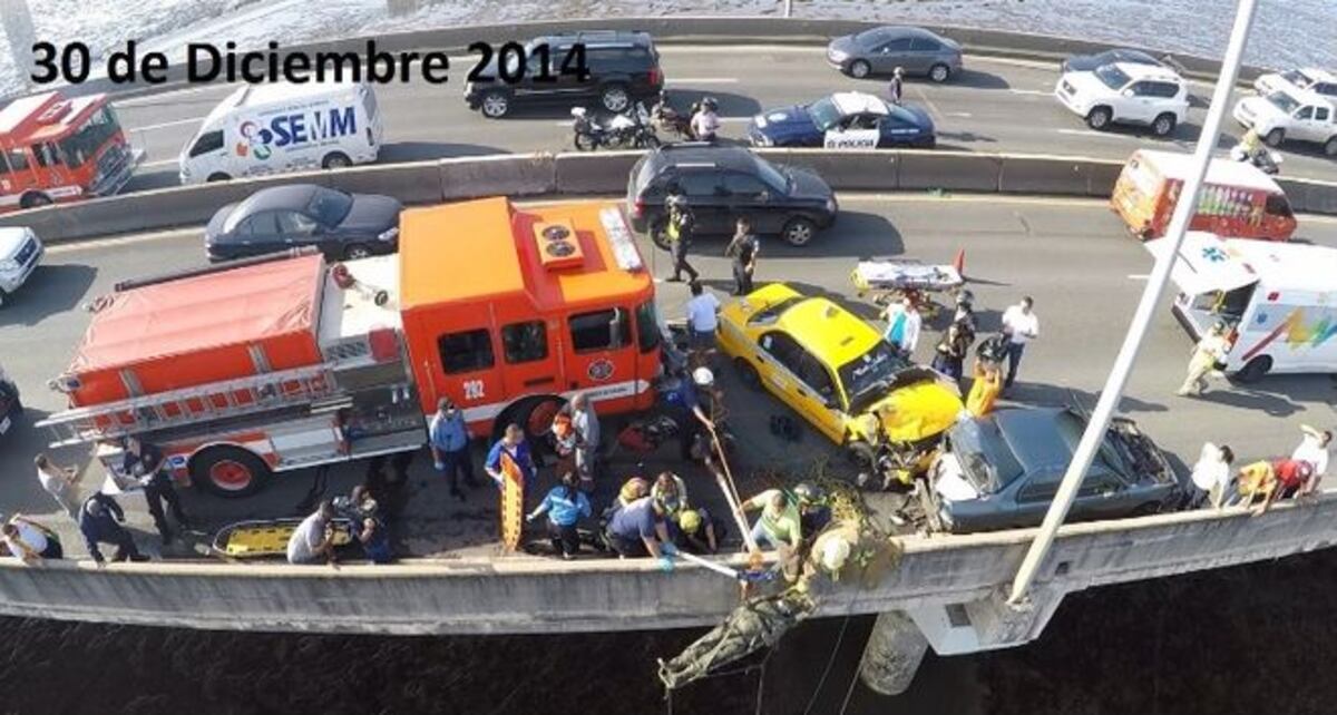 Hombre colisiona, sale expulsado del auto y cae del tramo marino en Corredor Sur