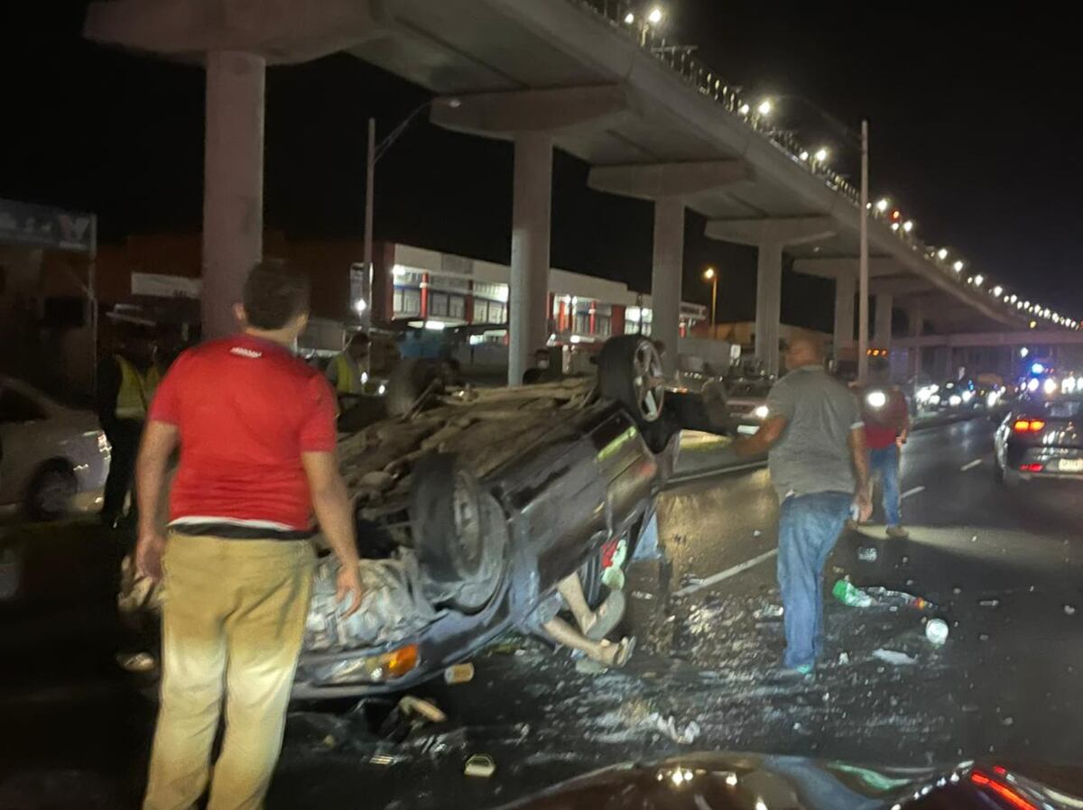 Aparatoso. Colisión con Metrobús y vuelco en Ave. Domingo Díaz.  Varios quedaron atrapados en los hierros retorcidos. Video