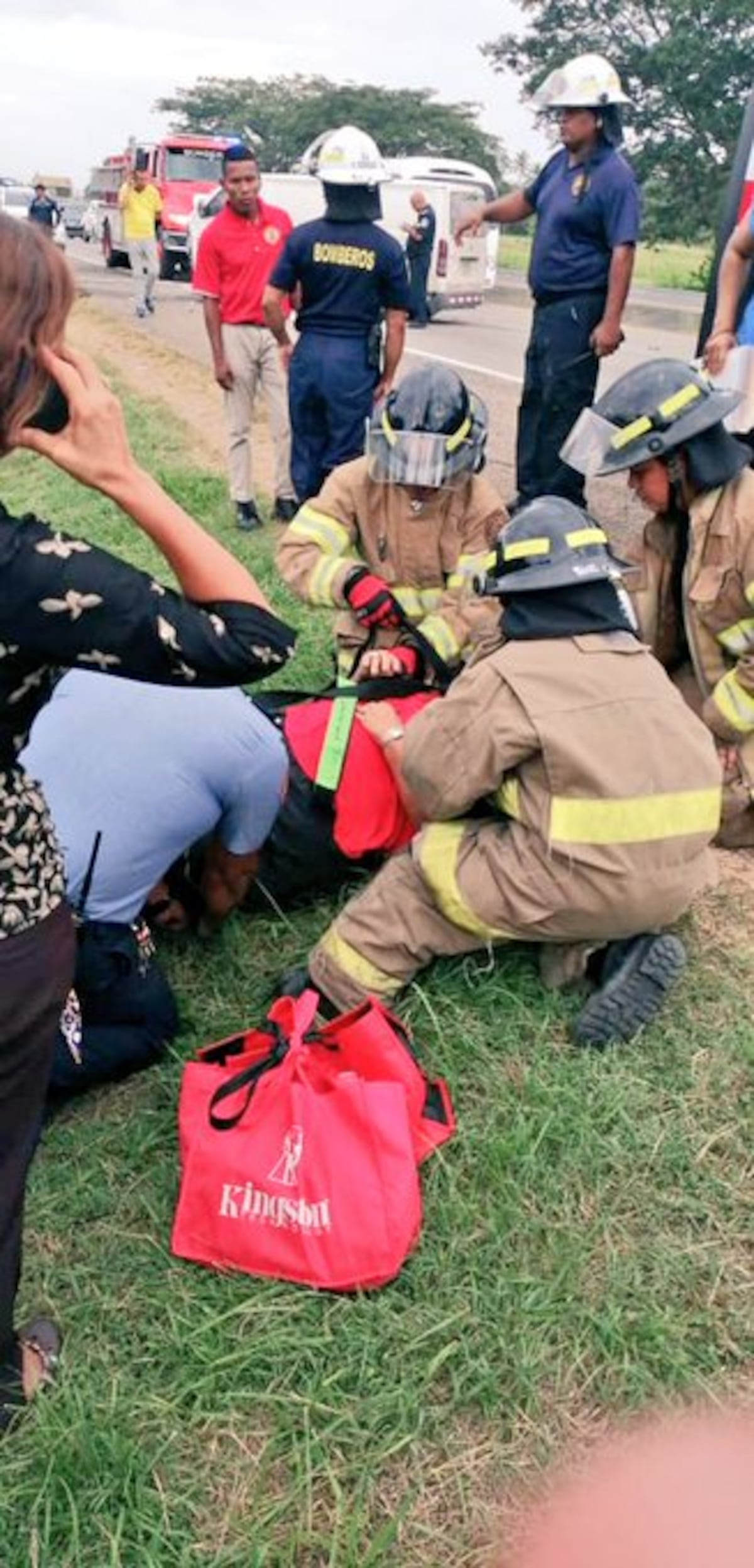 Bus de ruta choca con panel que transportaba pirotecnia. Reportan 16 heridos. Video
