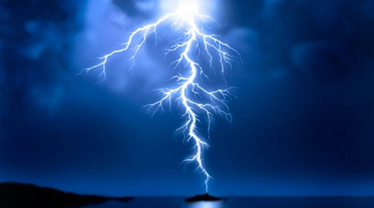 En la comarca una niña fue impactada por un rayo y la trasladan en piragua