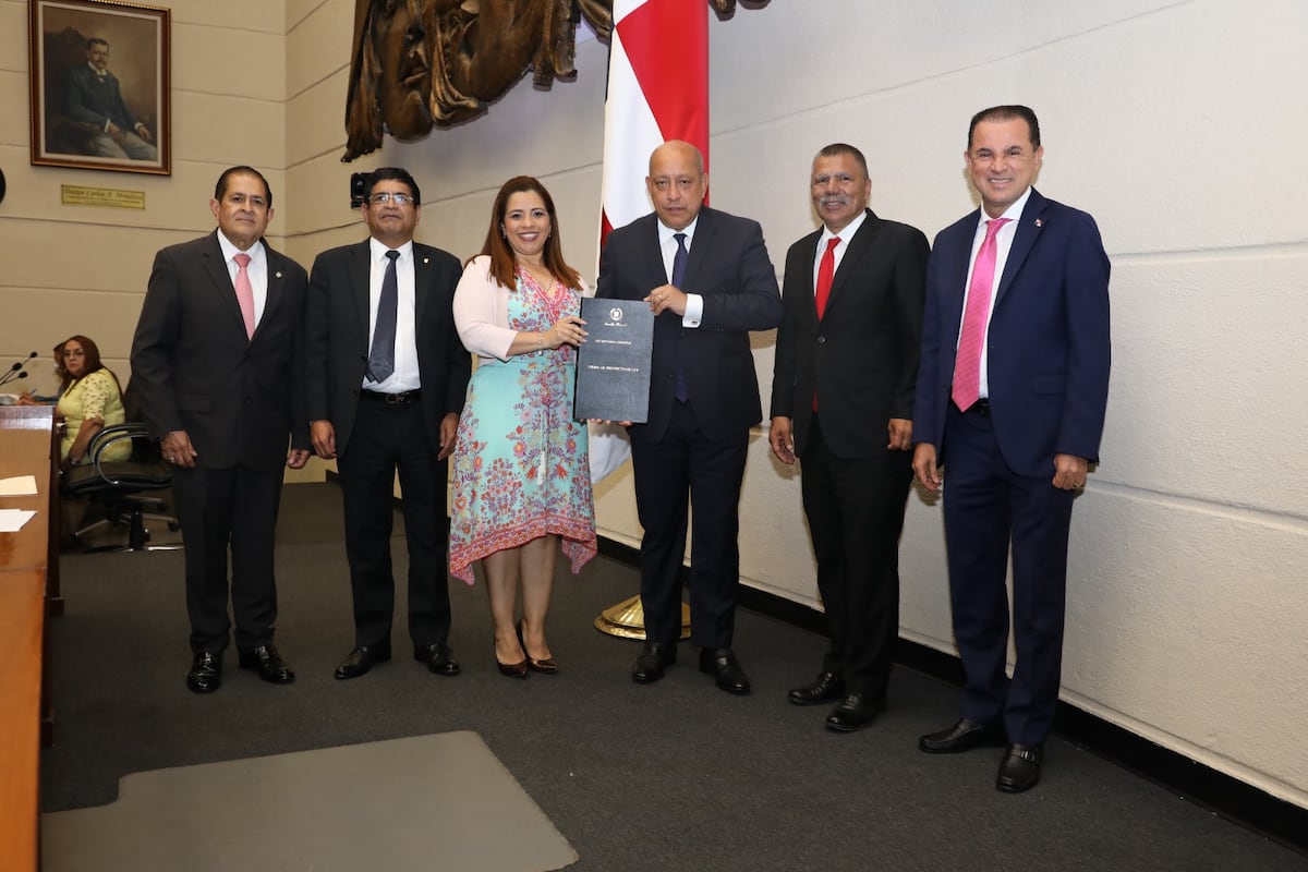 Presidente Cortizo sanciona Ley que adopta medidas de protección al sueldo de empleados públicos, iniciativa de la diputada Corina Cano