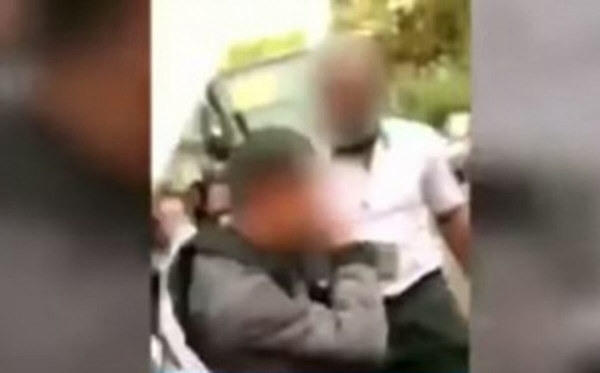 Conductor da tremenda cachetada a un adolescente por cruzar mal la calle