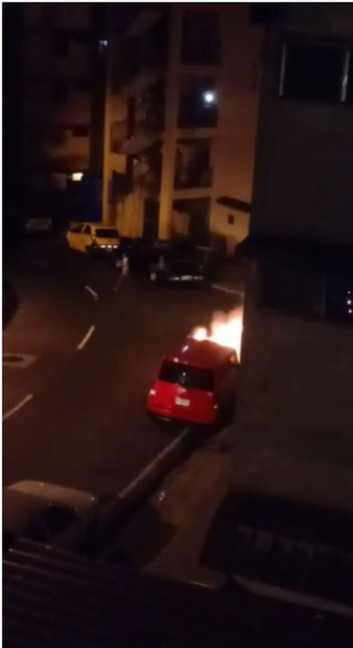 Auto quedó envuelto en llamas, de la nada, entre Calle P y  San Miguel