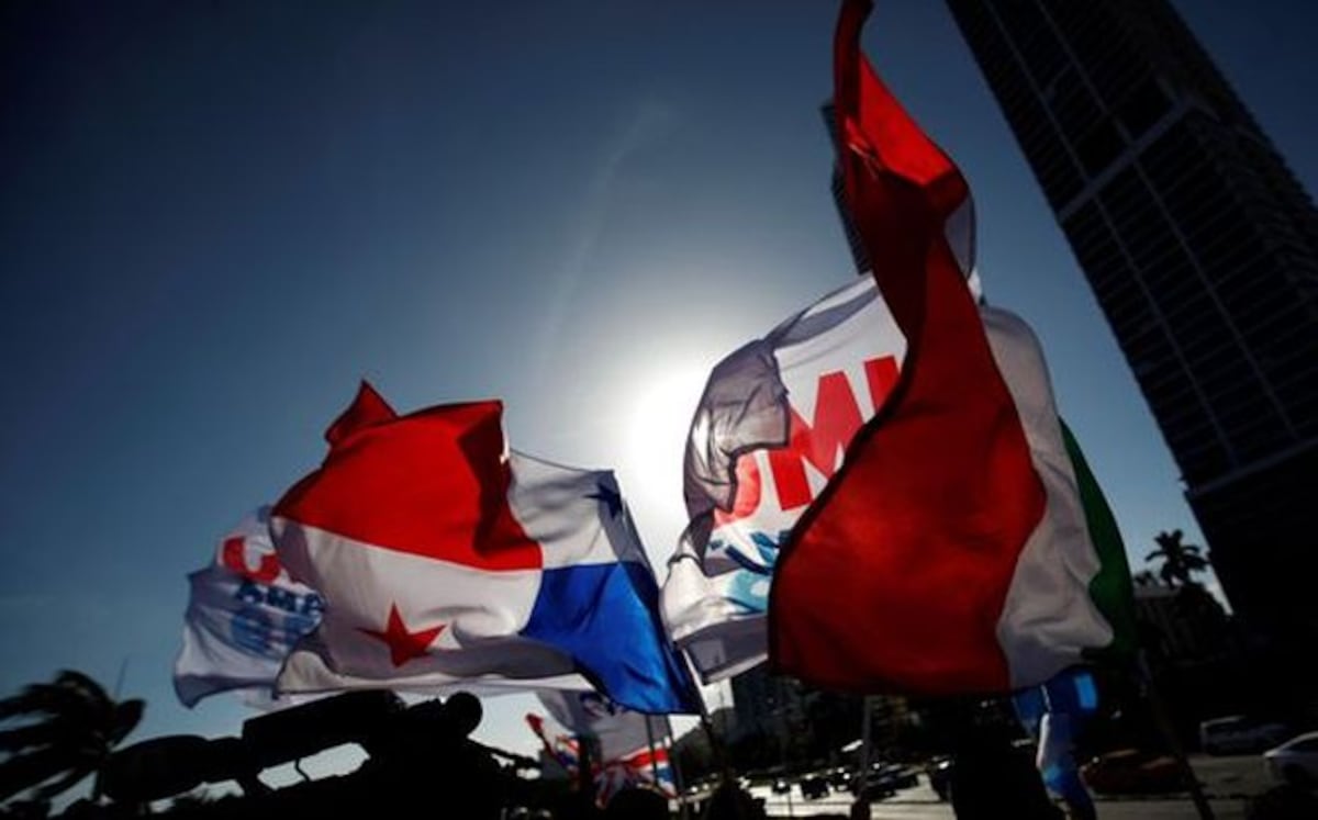 Policía de Costa Rica resguarda centenares de peregrinos que viajan a Panamá