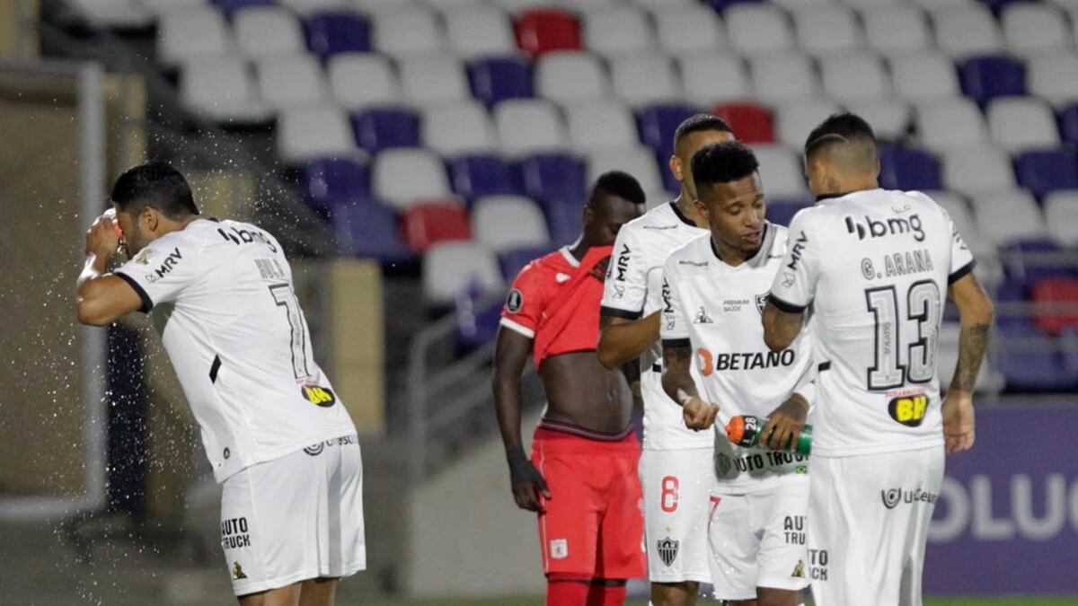 Un partido de Copa Libertadores fue interrumpido seis veces por los gases lacrimógenos de las protestas en Colombia