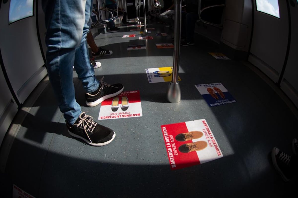 Usuarios del metro guardan distancia y no tocan nada para evitar el contagio del coronavirus