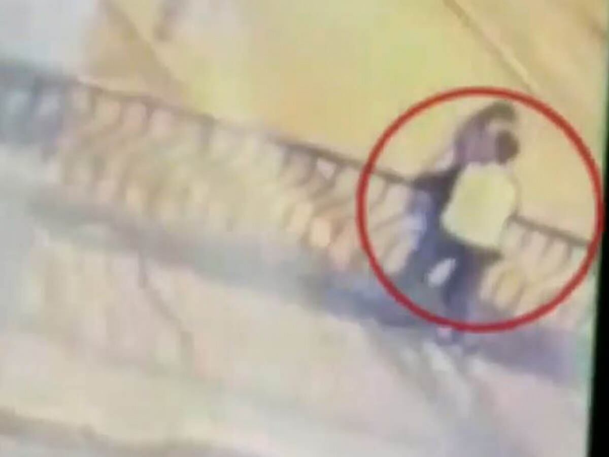 Lamentable historia. Pareja de enamorados cae de un puente por amarse tanto. Video sensible