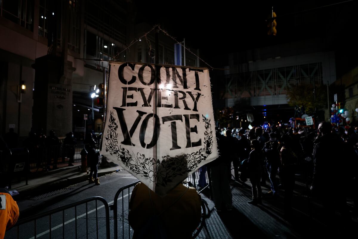 Detienen a dos hombres armados cerca de centro de conteo en Filadelfia