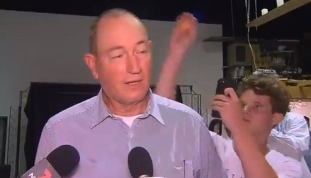 Senador ultraderechista recibió un huevazo y respondió con puñetes | VIDEO