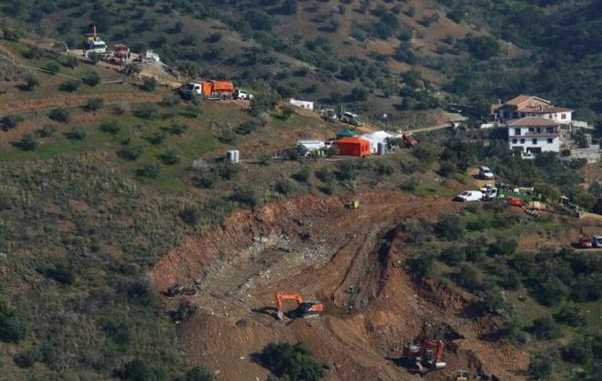 Excavan nuevo túnel para hallar al niño que cayó a un pozo en España