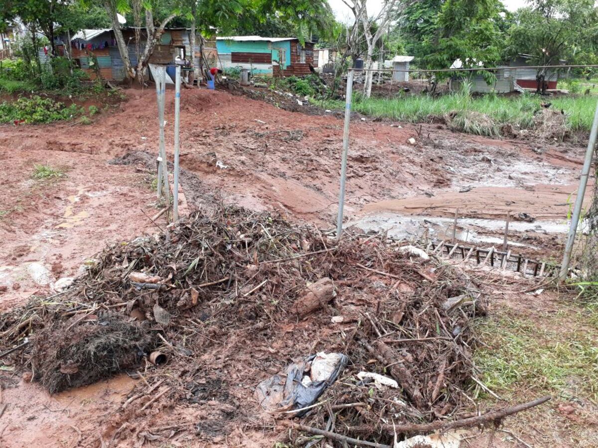 LLENOS DE LODO. Residentes de Valle Hermoso no pueden con las lluvias