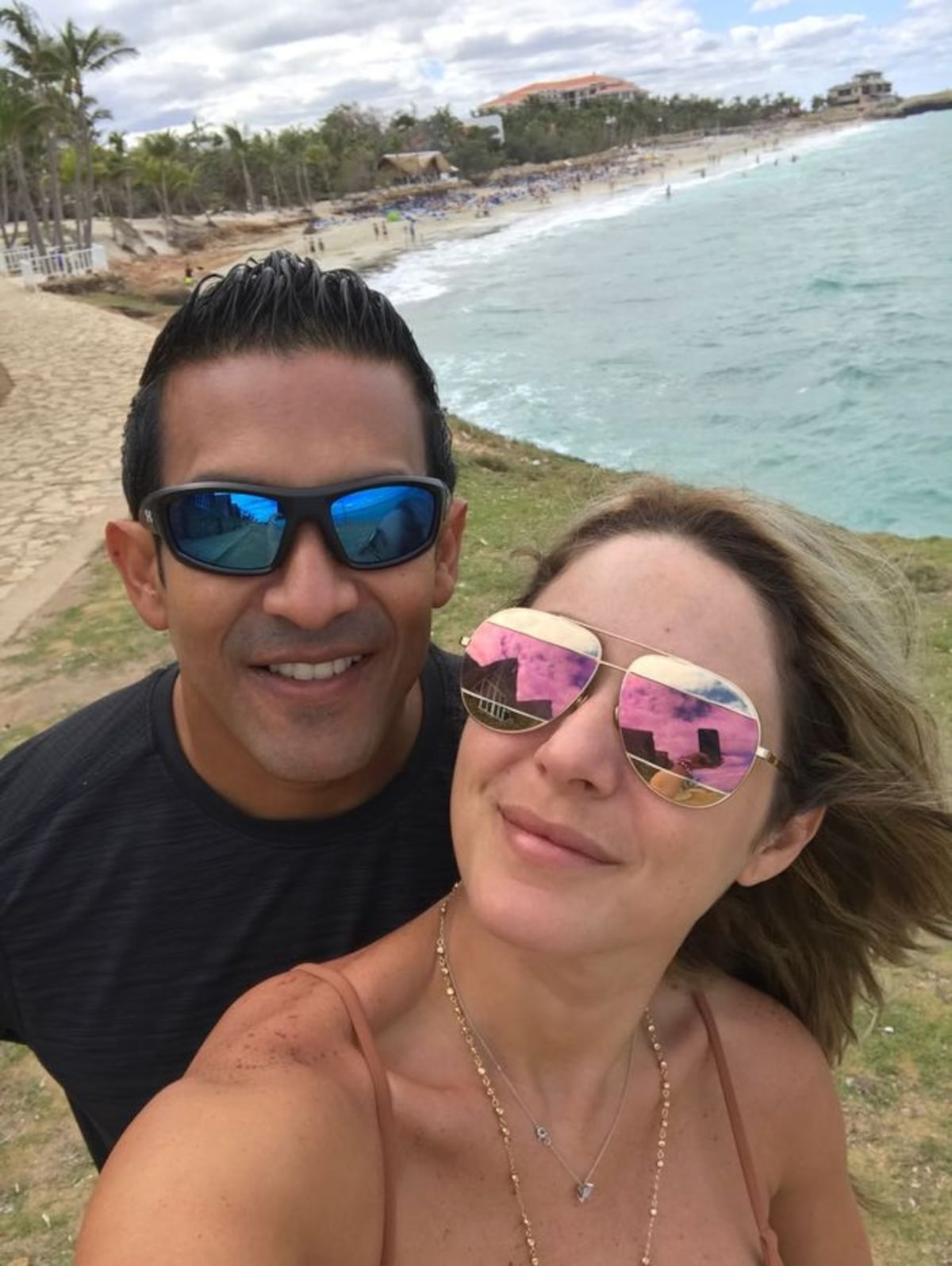 ¡AJÁ! Cantante panameño y presentadora de TV reciben el año juntitos en Cuba